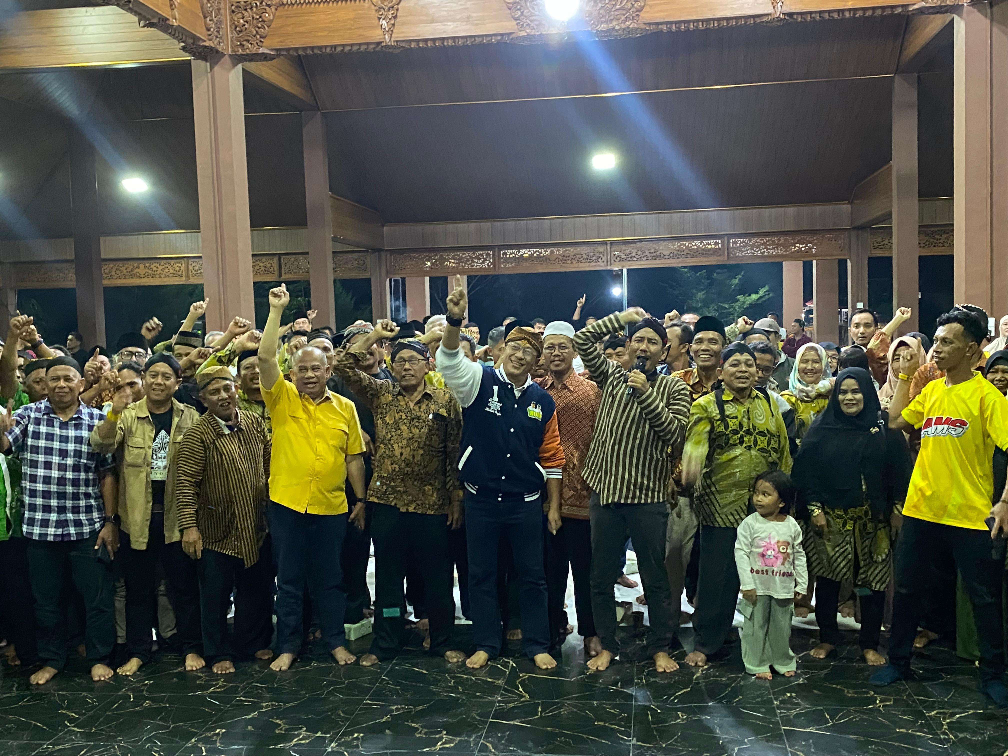BERSAMA : Calon Wagub Kalbar nomor urut 1, Didi Haryono foto bersama saat bersilaturahmi bersama Paguyuban Jawa Ketapang di Rumah Joglo Ketapang, Selasa (12/11).