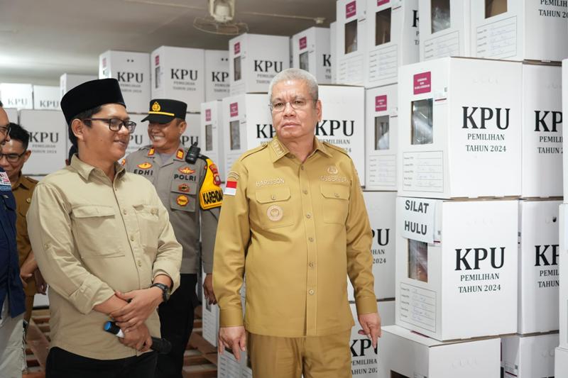 TINJAU: Pj Gubernur Harisson saat meninjau kesiapan logistik Pilkada 2024 di Gedung Logistik KPU Kapuas Hulu, Selasa (12/11).