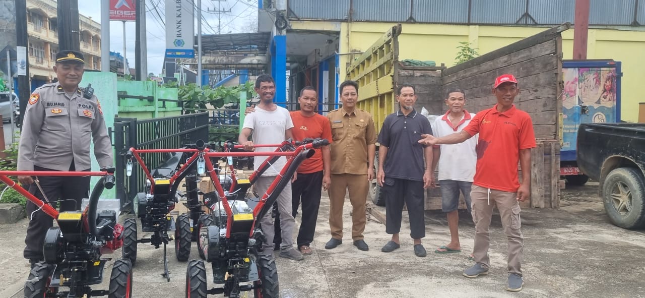 ALSINTAN : Kelompok tani (Poktan) di Sanggau saat menerima bantuan Alsintan Kultivator, Senin (11/11) kemarin.  &nbsp;