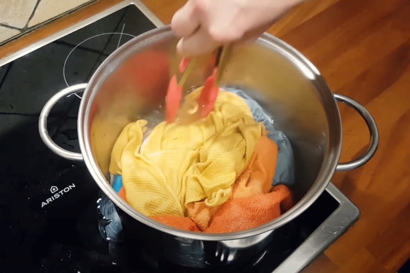 Ilustrasi cara mudah mencuci lap dapur dengan merebusnya.