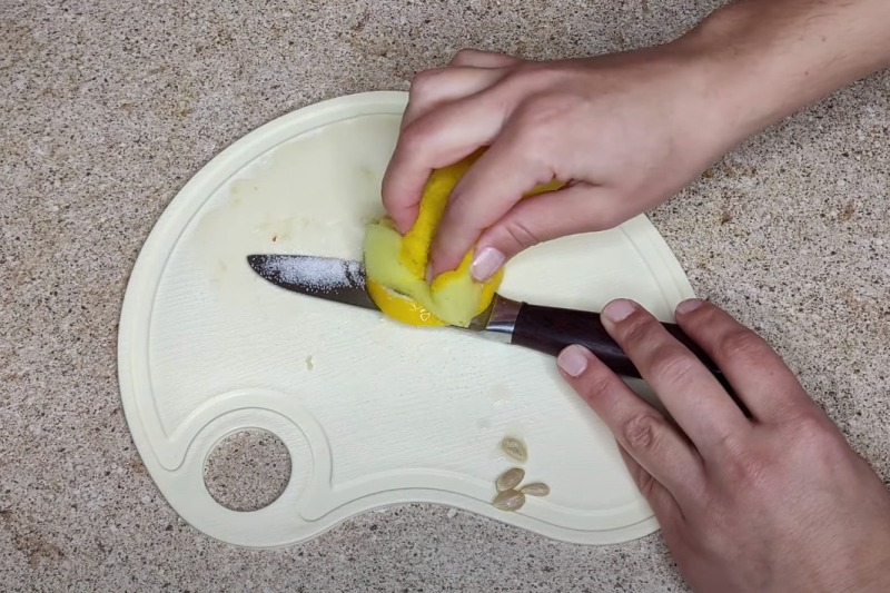 Ilustrasi cara membersihkan karat di pisau dengan lemon dan garam.
