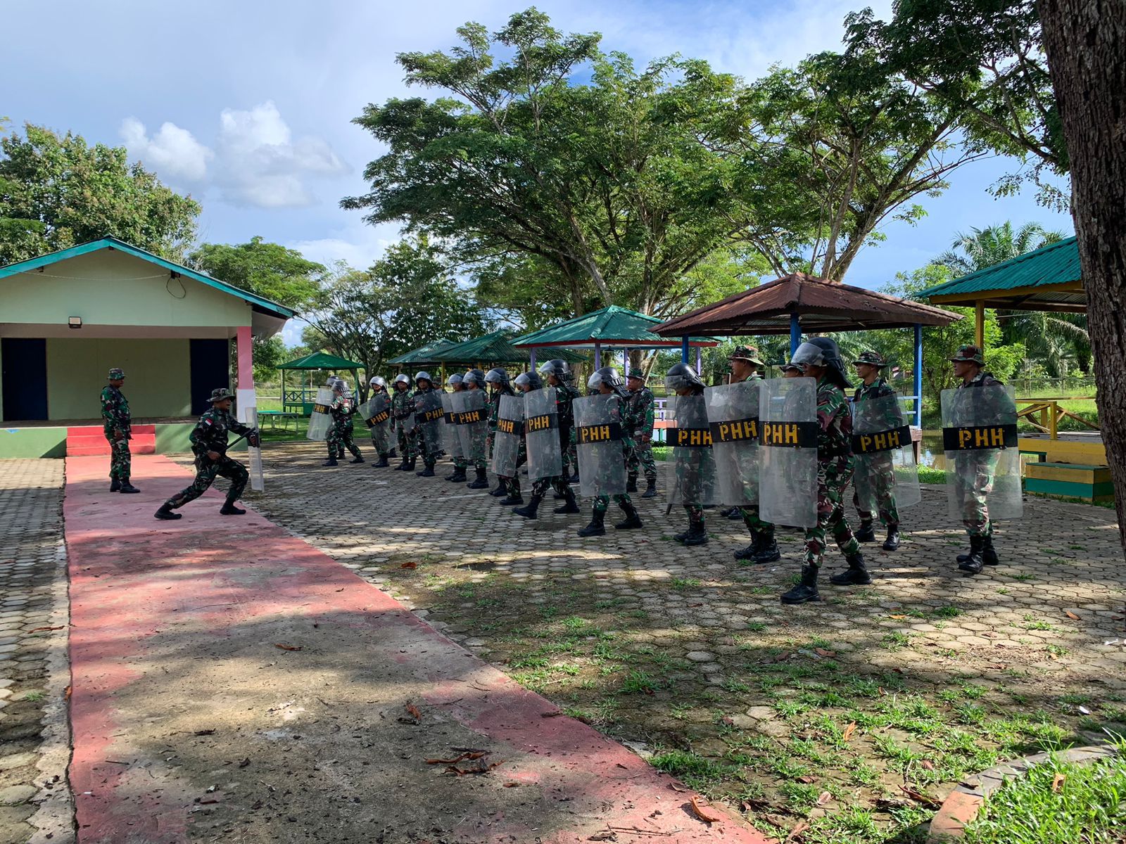 KESIAPAN: Kodim 1206 Putussibau, saat melaksanakan Latihan Dasar Penanggulangan Huru Hara jelang Pilkada serentak 2024.