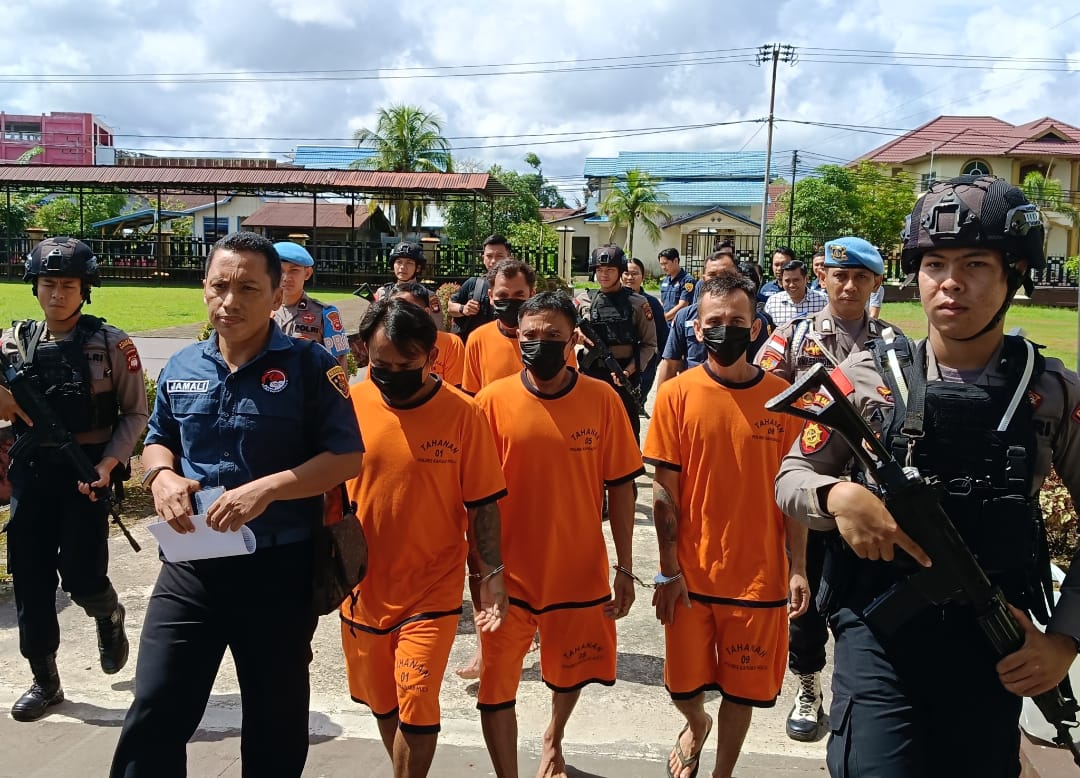 DIAMANKAN: Sejumlah pelaku peredaran narkoba jenis Sabu saat digiring polisi.
