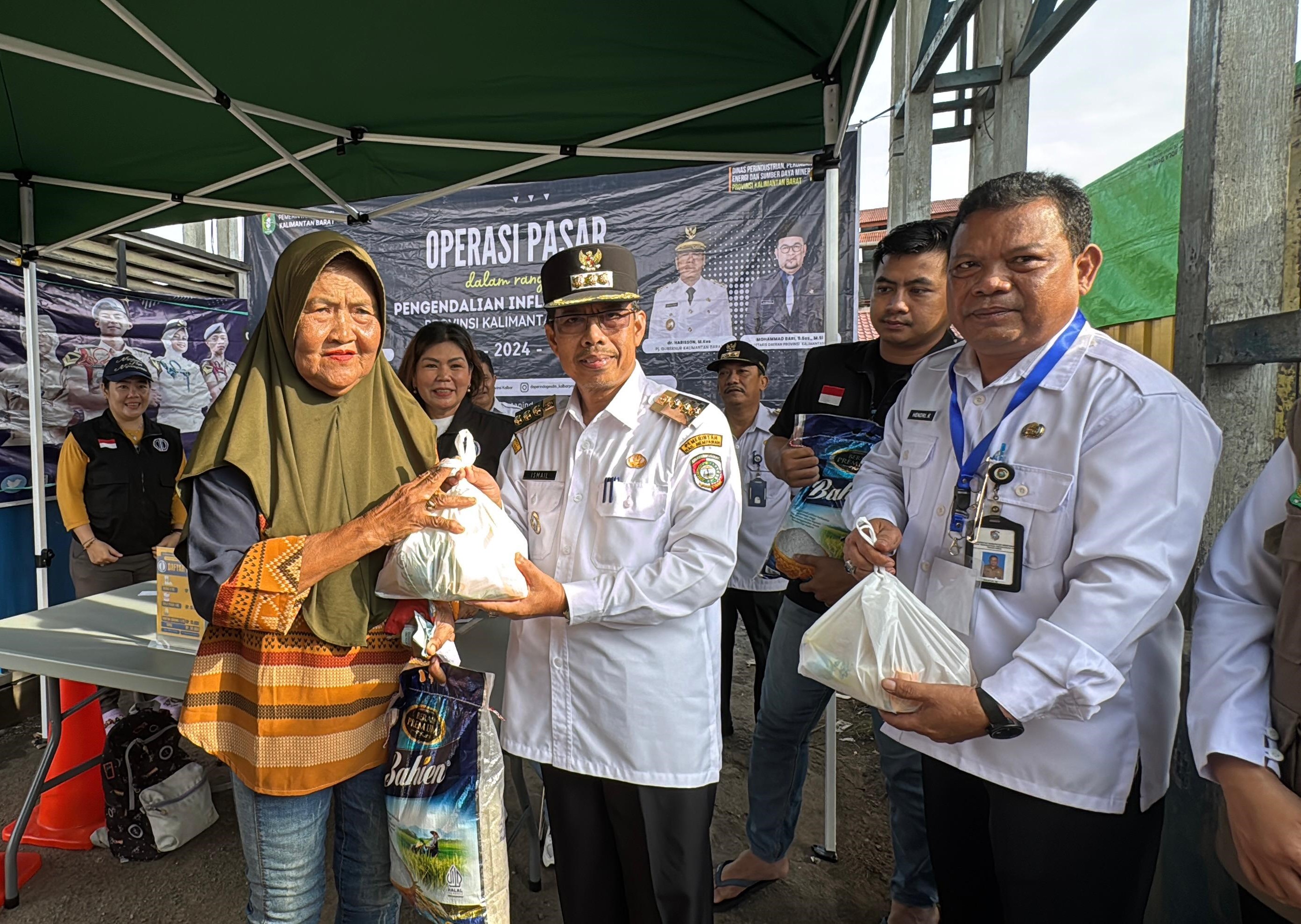 TINJAU : Pj Bupati Ismail saat meninjau kegiatan operasi pasar di Sungai Pinyuh.