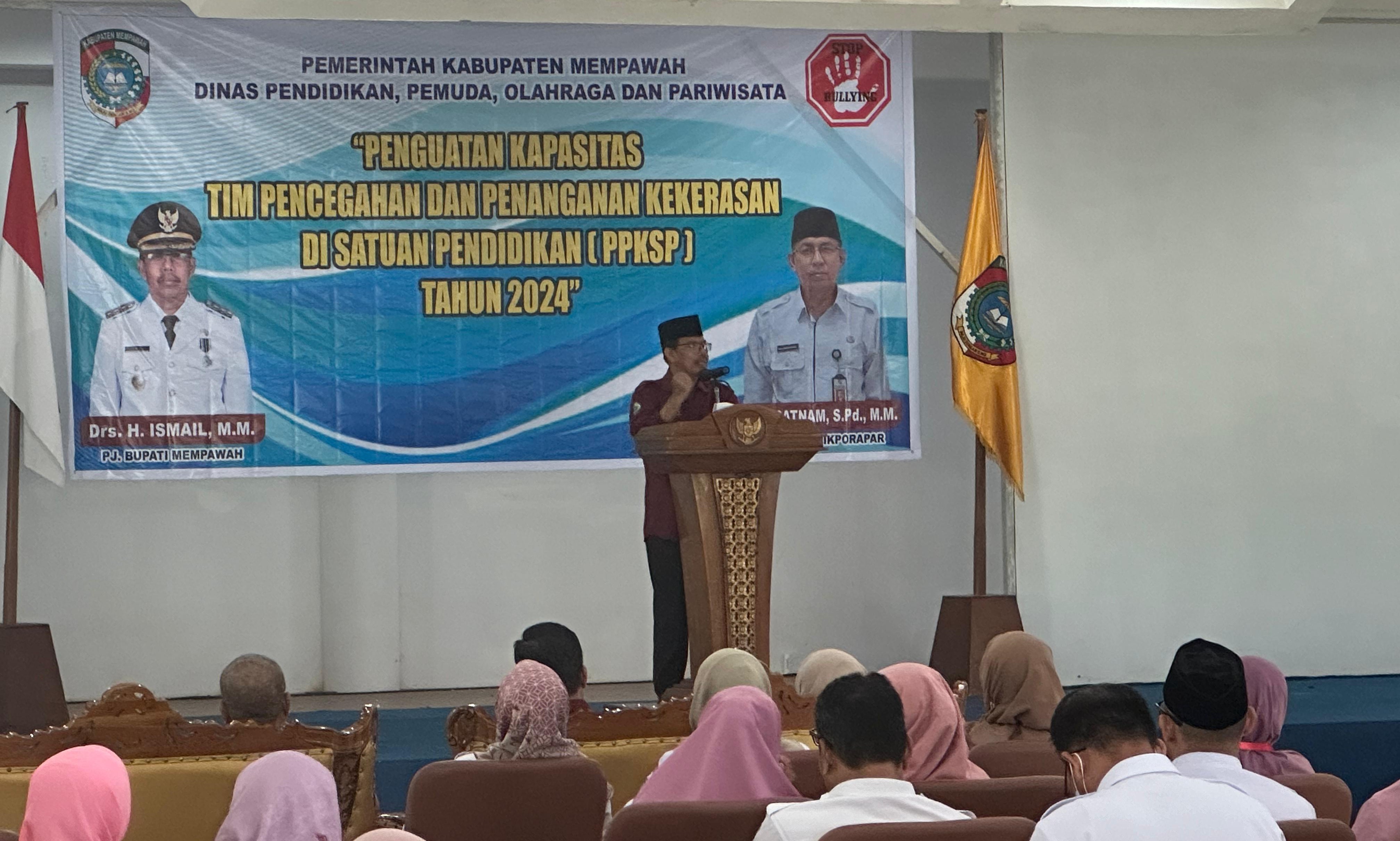 PENGUATAN : Pj Bupati Ismail saat membuka kegiatan penguatan kapasitas Satgas PPKSP.