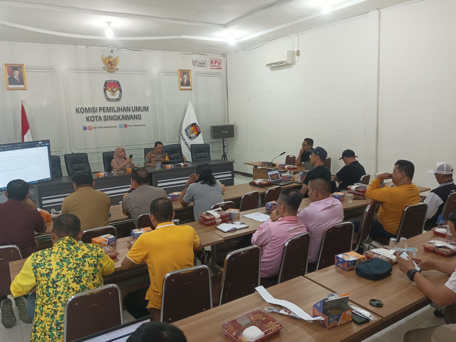 RAKOR KPU: Suasana Rakor lanjutan debat publik Pilwako yang dilaksanakan di Aula Kantor KPU Singkawang, Selasa (12/11) sore.