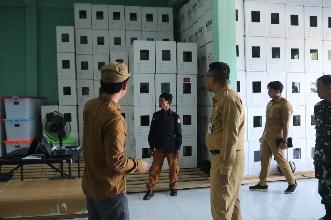 TINJAU: Pj Bupati Landak Gutmen Nainggolan saat meninjau gudang logistik Komisi Pemilihan Umum (KPU) Landak.