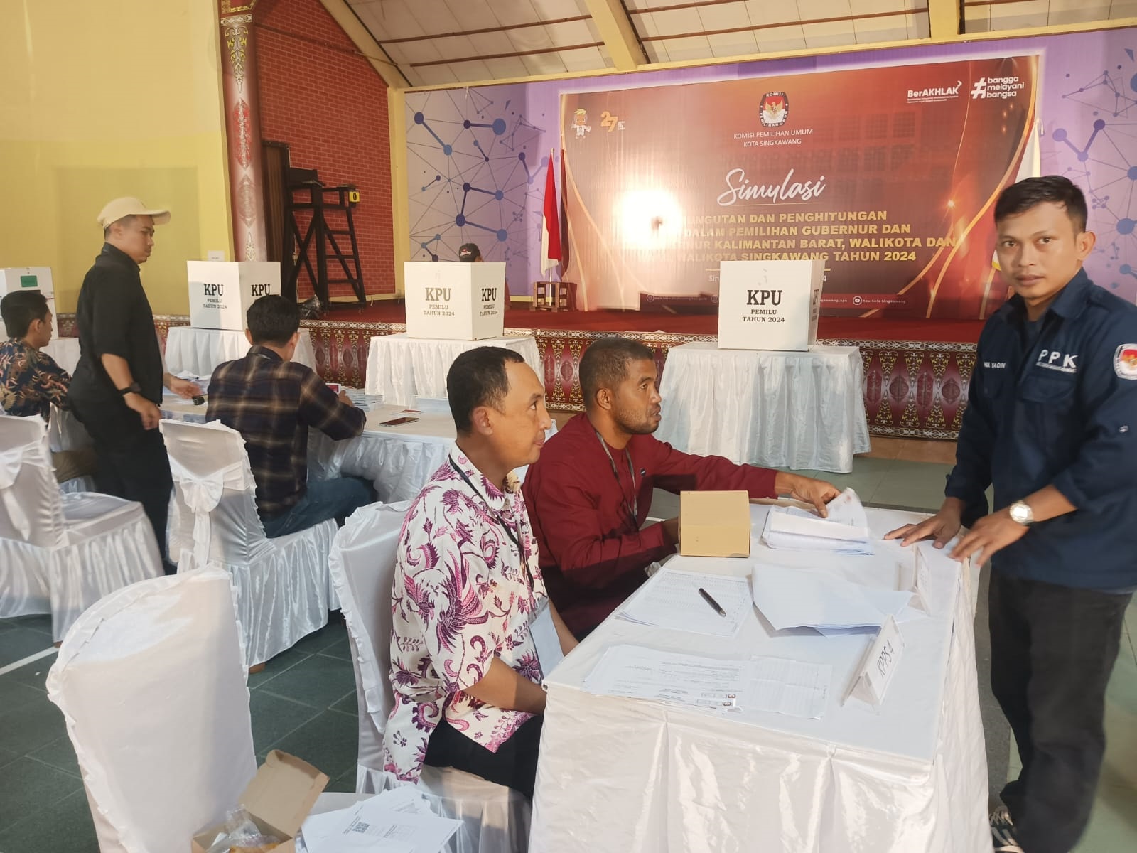 SIMULASI: Foto KPU Singkawang menggelar simulasi pemungutan dan penghitungan suara untuk Pemilihan Gubernur dan Wakil Gubernur serta Wali Kota dan Wakil Wali Kota Singkawang di Aula SMKN 1 Singkawang,