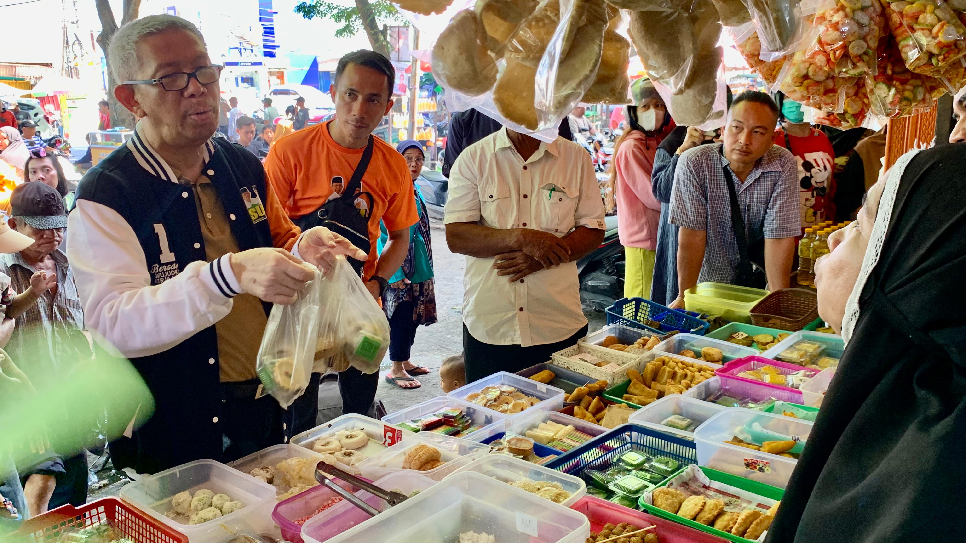 PASAR : Cagub Kalbar nomor urut 1, Sutarmidji berbelanja kue tradisional saat blusukan di Pasar Teratai, Kelurahan Sungaijawi Luar, Kota Pontianak, Kamis (14/11).