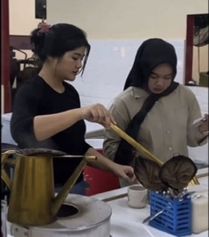 RACIK: Pegawai Kedai Kopi Saring Melawi tengah meracik kopi tradisional Melawi.