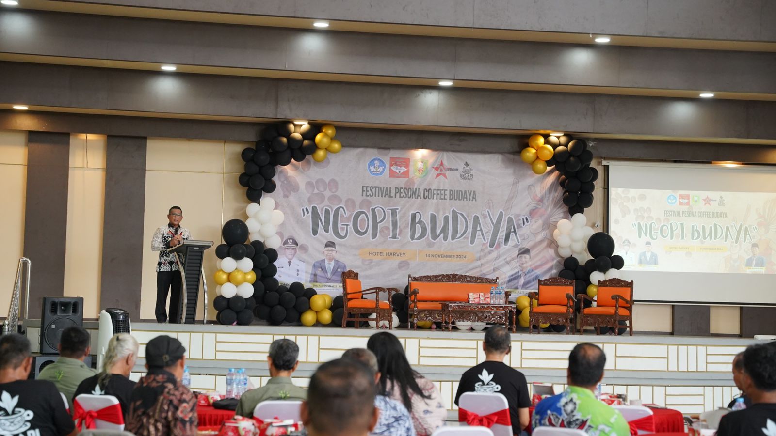 FESTIVAL : Pj Bupati Sanggau, Suherman saat memberikan apresiasi atas terselenggaranya festival pesona coffee budaya,Kamis (14/11).