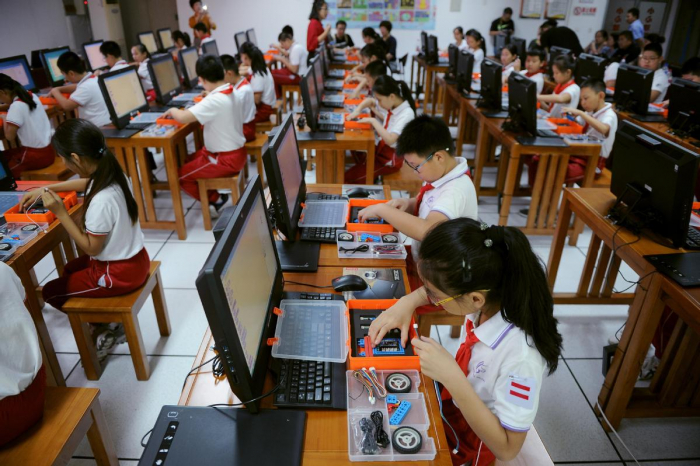 KELAS CODING: Para siswa belajar di kelas coding di sebuah sekolah dasar di Tianjin, China. Indonesia juga akan menerapkan hal serupa yang bakal diajarkan mulai kelas 4 SD.
