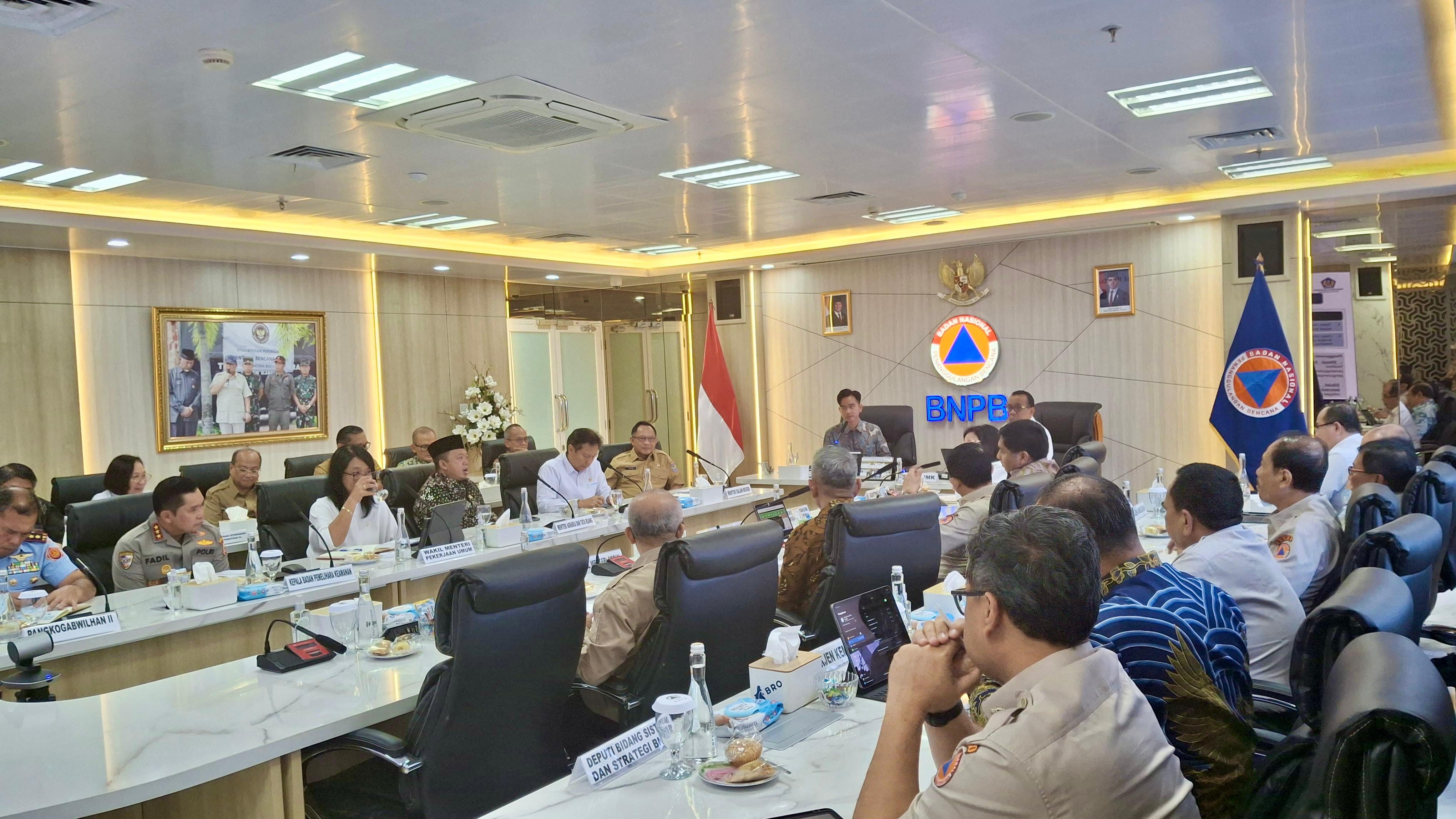 Menteri Agraria dan Tata Ruang/Kepala Badan Pertanahan Nasional (ATR/BPN), Nusron Wahid mengikuti Rapat Percepatan Penanggulangan Bencana Letusan Gunung Lewotobi Laki-Laki, Nusa Tenggara Timur (NTT).