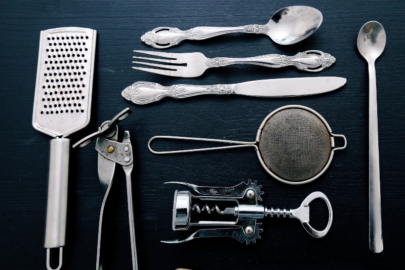 Ilustrasi peralatan dapur berbahan logam.