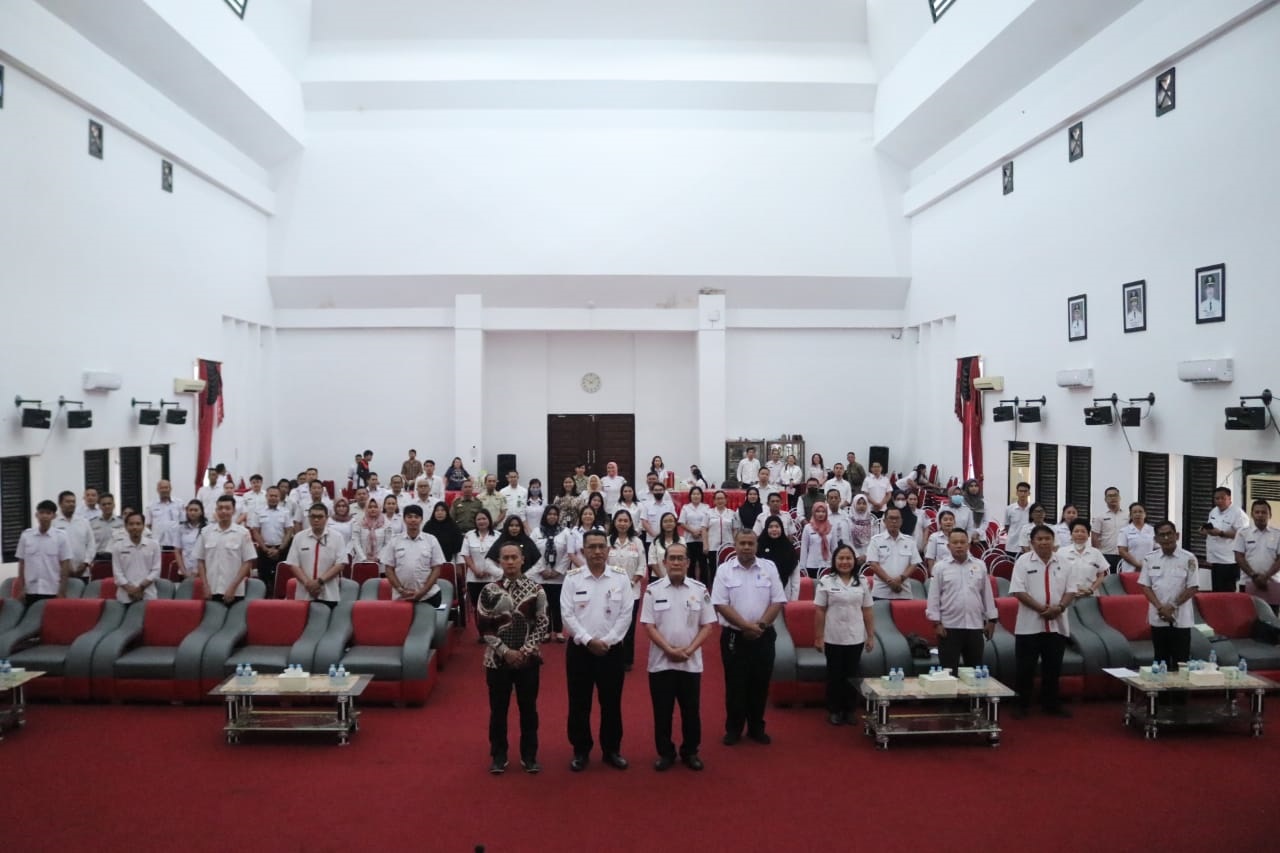 DIABADIKAN: Pj Bupati Landak Gutmen Nainggolan berfoto bersama dengan ASN usai asistensi evaluasi AKIP Kabupaten Landak tahun 2024 di Aula Kantor Bupati Landak.