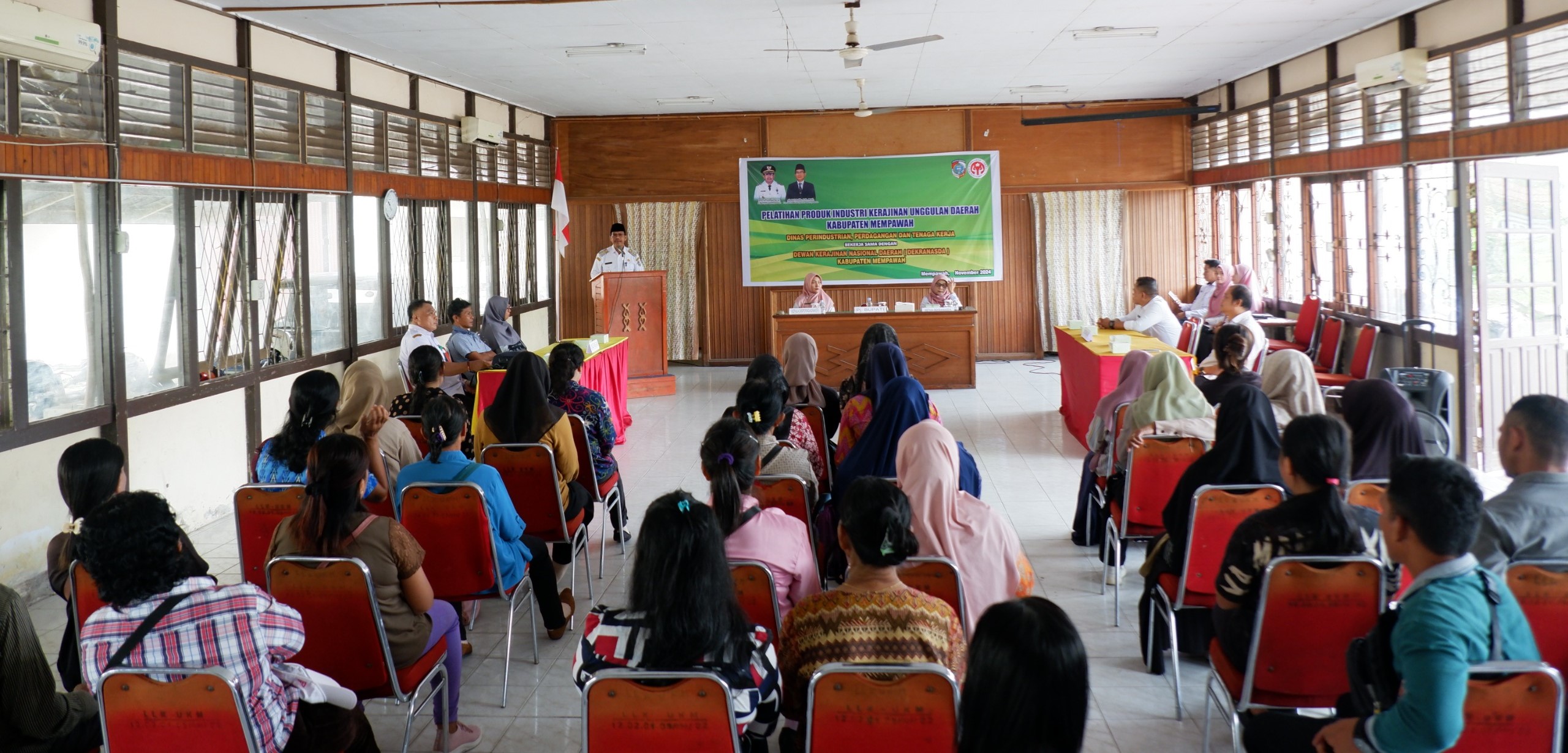 PELATIHAN: Penjabat Bupati Mempawah Ismail saat membuka pelatihan produk turunan tenun.