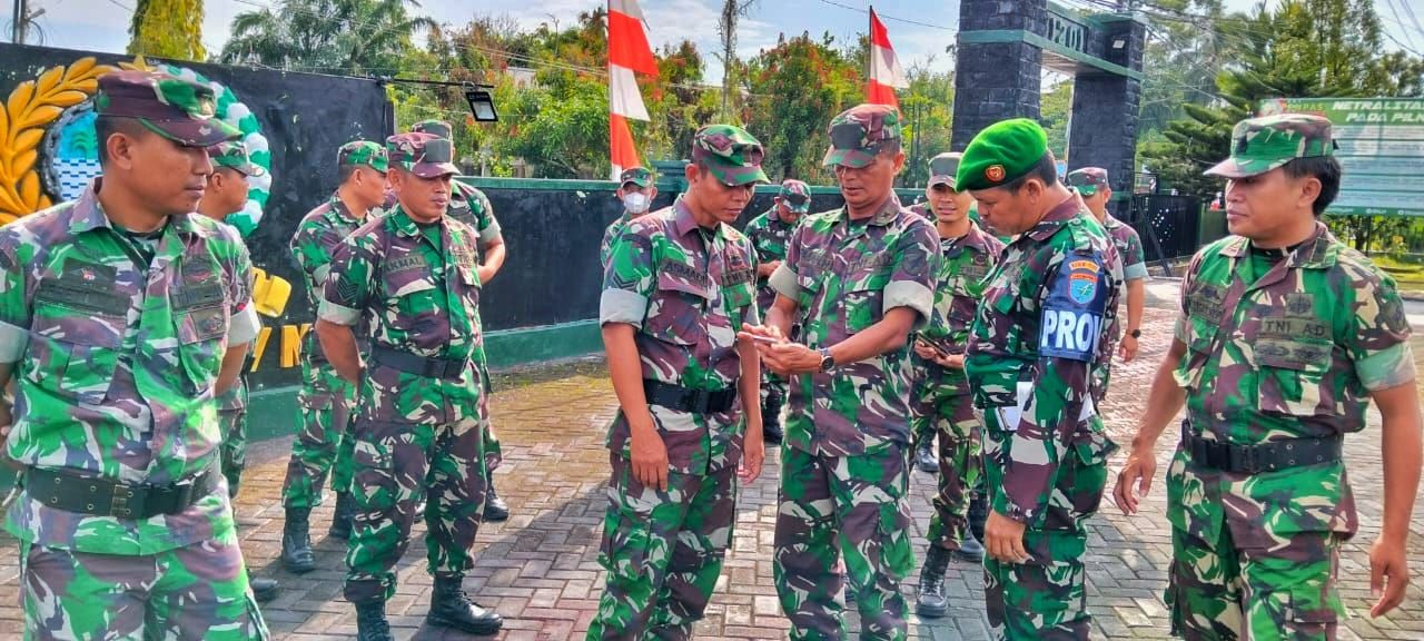 PRAJURIT: Pejabat tinggi Kodim 1201/Mph melaksanakan pemeriksaan saat sidak ponsel prajurit, demi memastikan prajurit bebas Judol