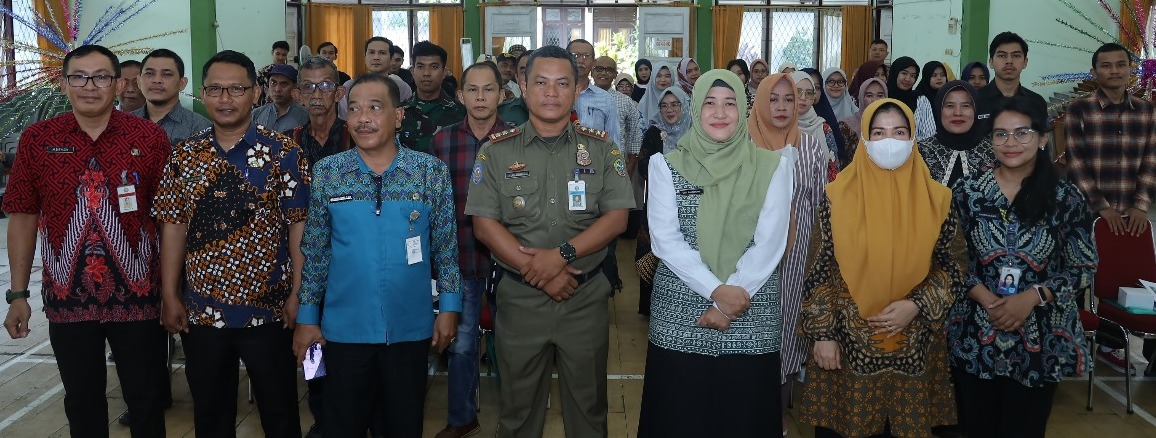 DISKUSI: Warga Pontianak Utara mengikuti diskusi Sipede tentang kebijakan pemerintah.