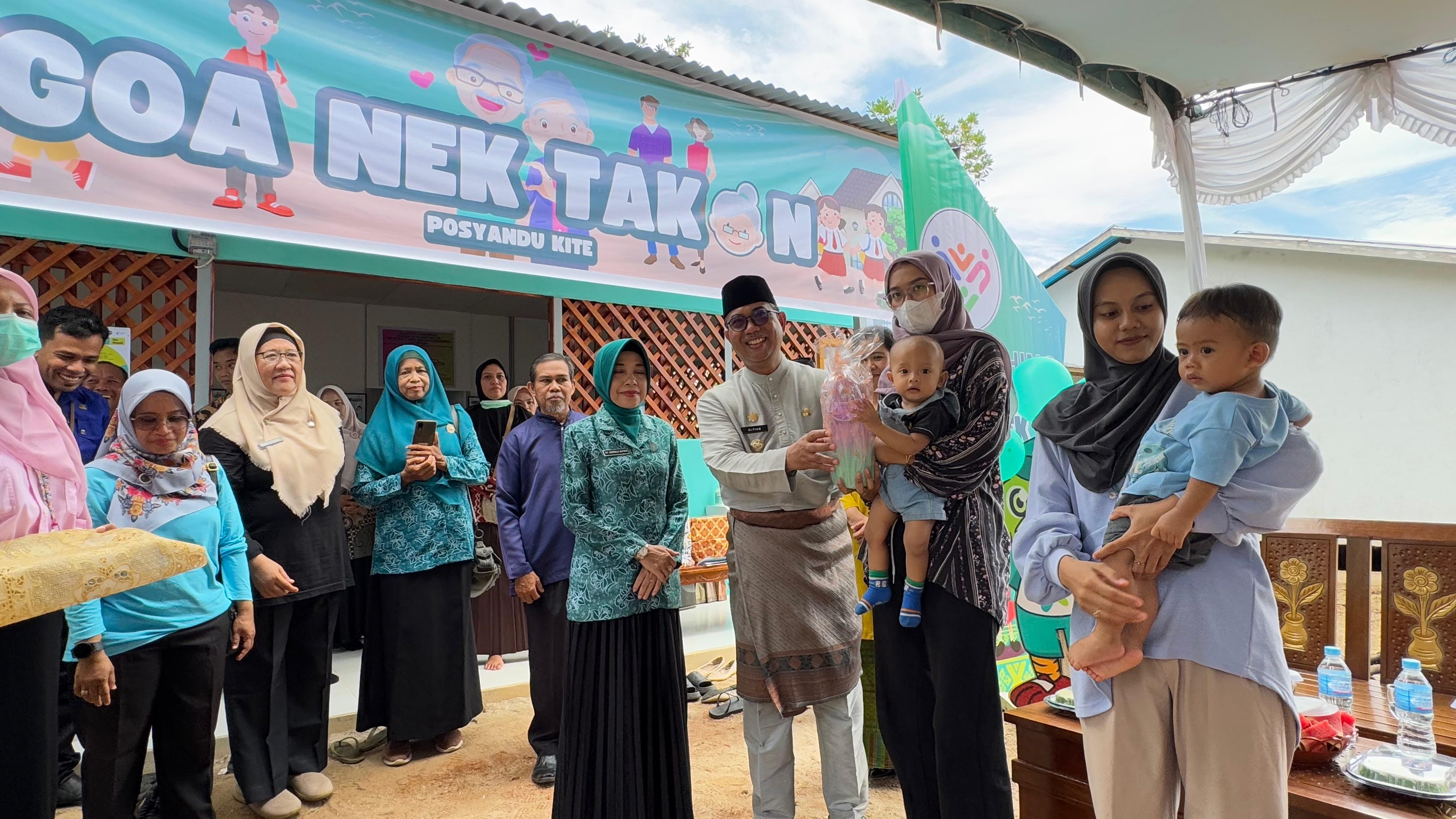 RESMIKAN: Pj Bupati Kayong Utara, Alfian didampingi Pj Ketua TP PKK Kabupaten Kayong Utara Nursila Alfian kunjungan di Posyando Goa Nek Takon.