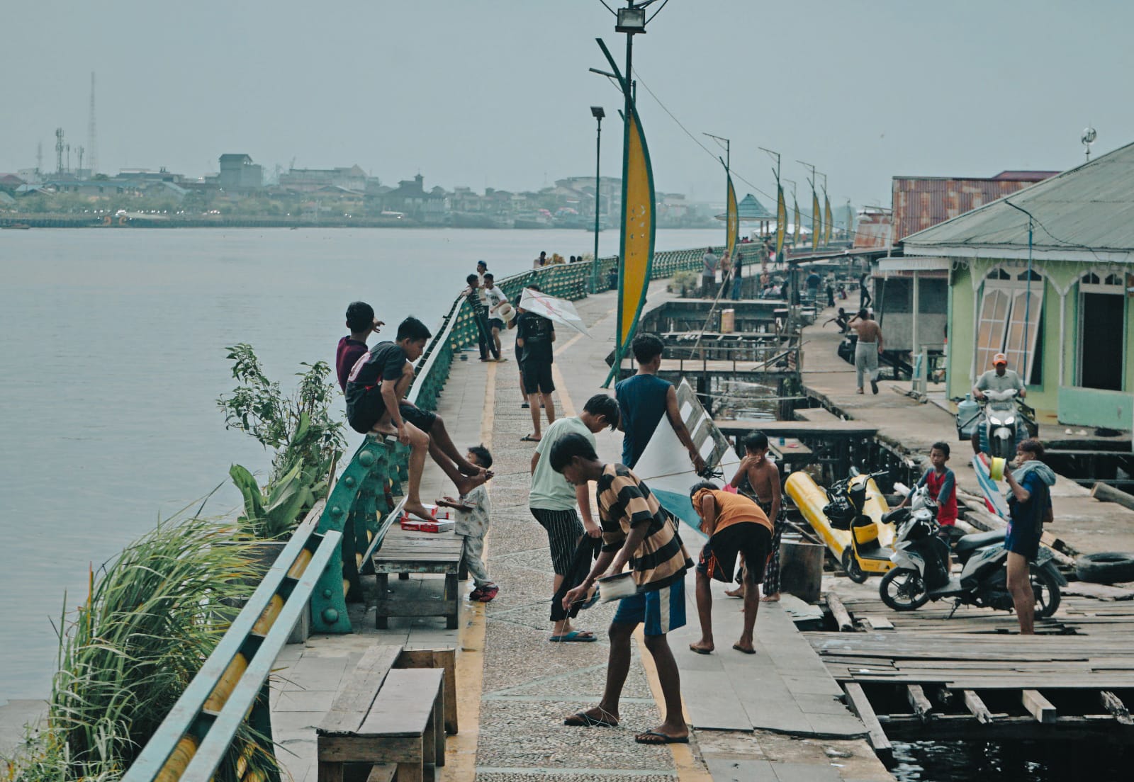 TITIK KUMPUL: Masyarakat di tepian Sungai Kapuas memanfaatkan kawasan waterfront untuk beraktivitas.