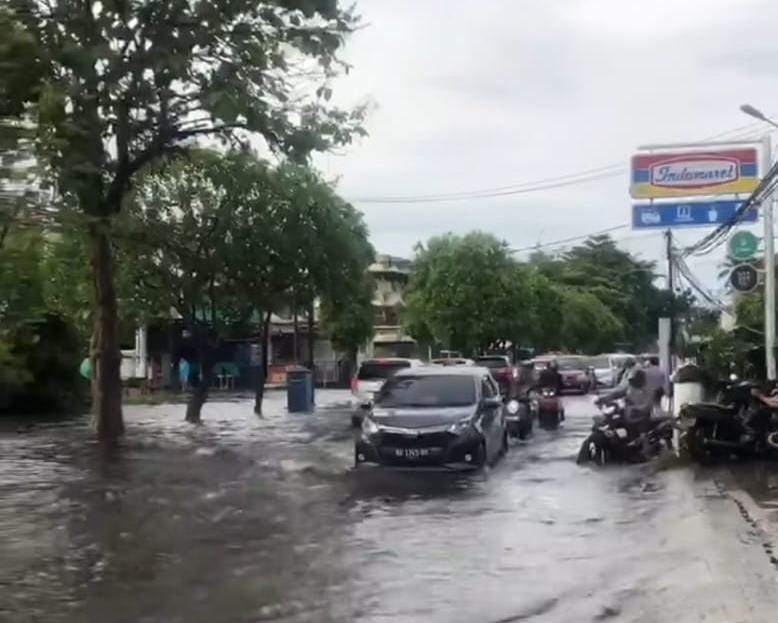 Situasi banjir di Jalan Purnama Kota Pontianak pada Jumat (15/11).