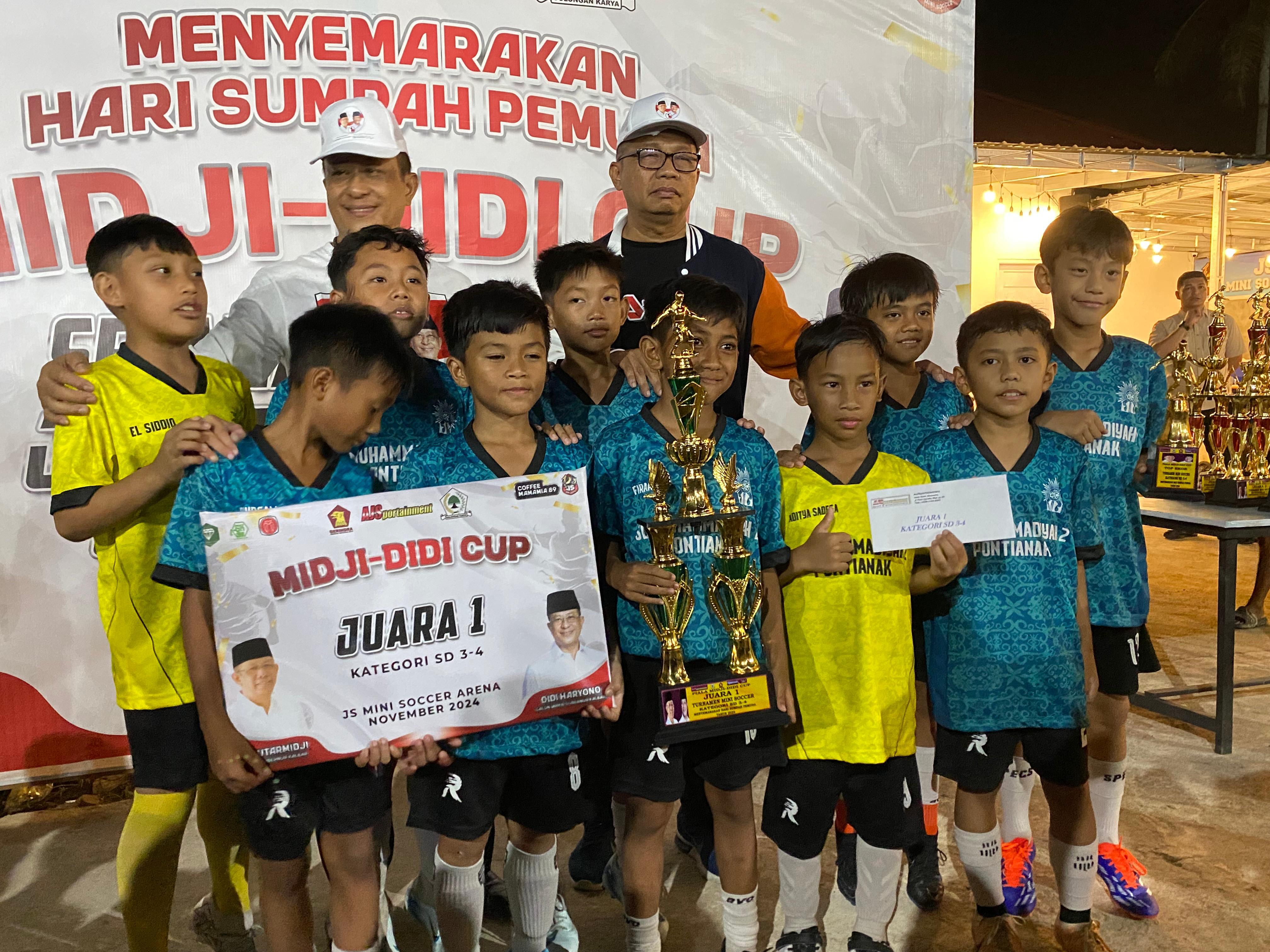 HADIAH : Calon Wakil Gubernur Kalbar nomor urut 1, Didi Haryono menyerahkan hadiah kepada para pemenang Midji-Didi Cup.