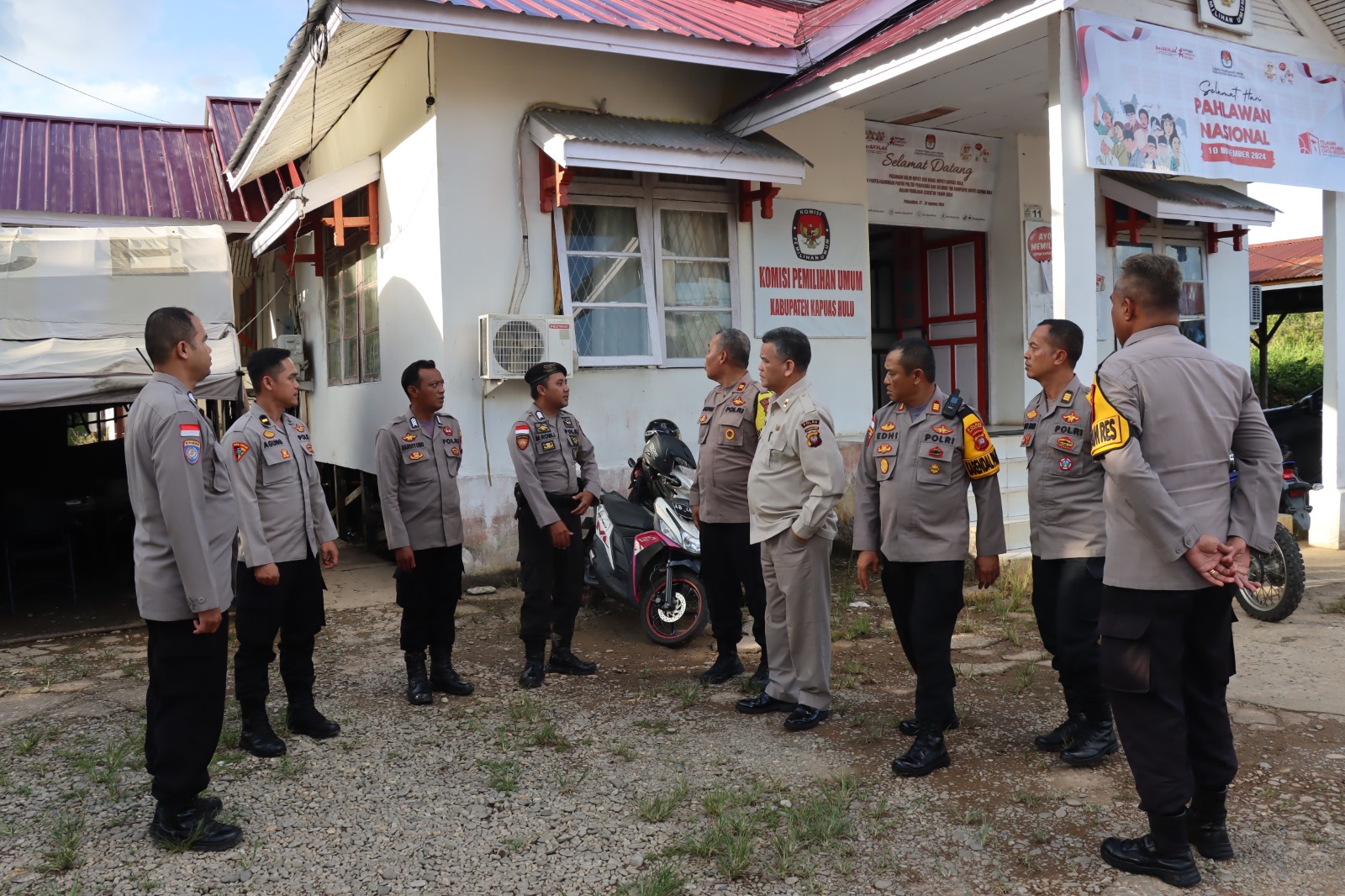 KESIAPAN: Tim Polda Kalbar saat melakukan pengecekan keamanan di KPU Kapuas Hulu.