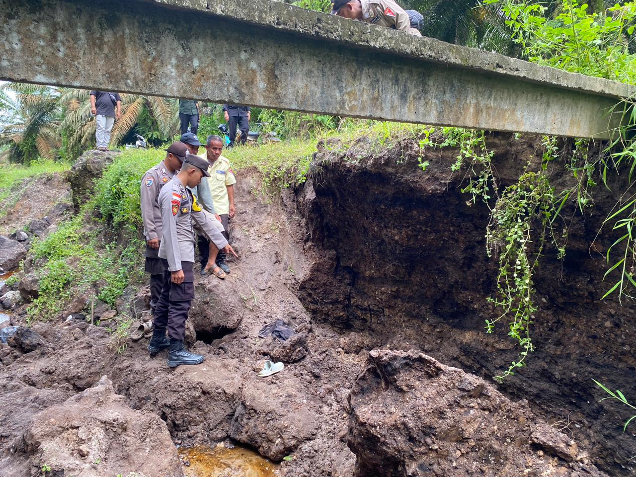 CEK TKP: Polres Kapuas Hulu saat melakukan pengecekan lokasi meninggal dua penambang illegal.