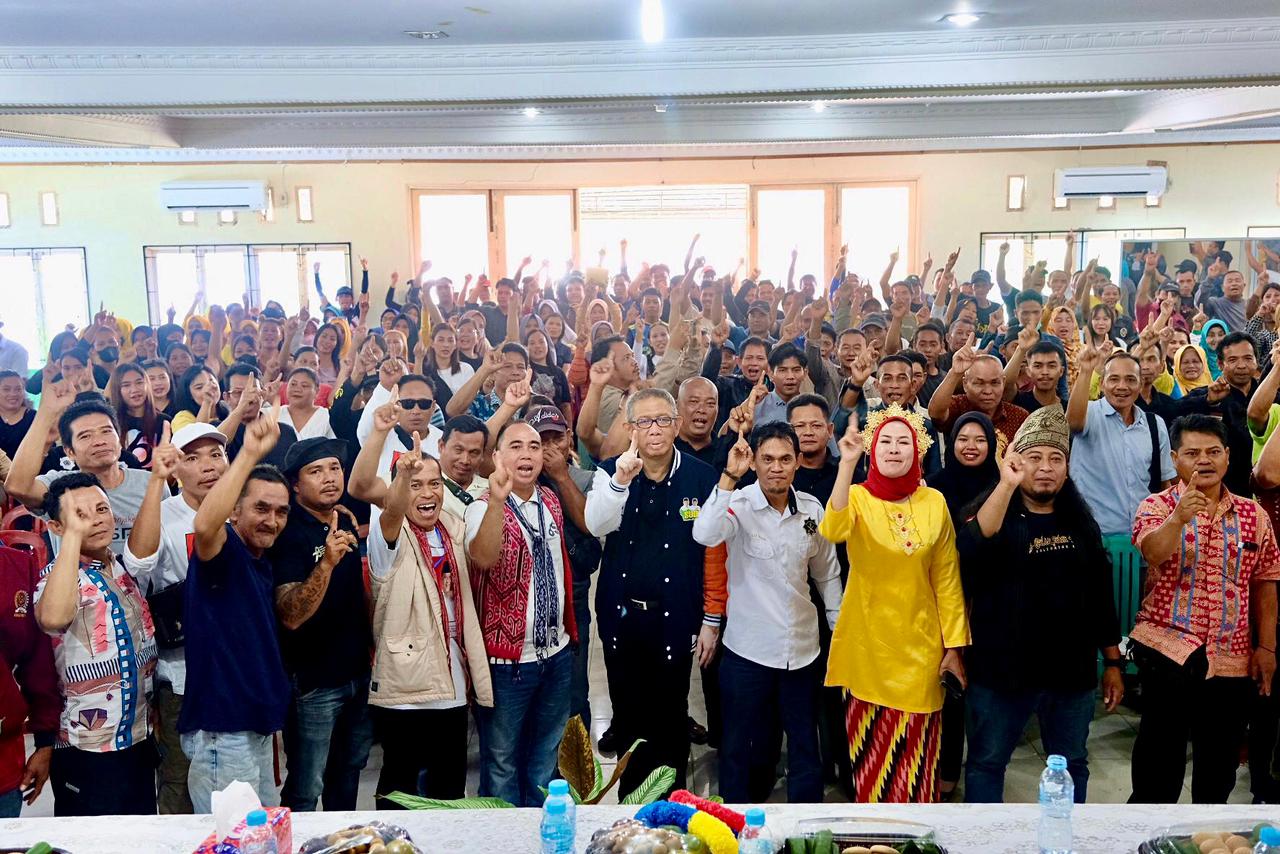 BERSAMA: Cagub Kalbar Sutarmidji saat menggelar kampanye dialogis bersama ratusan masyarakat di Aula Gedung Borneo Tarigas, Kecamatan Ngabang, Kabupaten Landak, Sabtu (16/11) pagi.