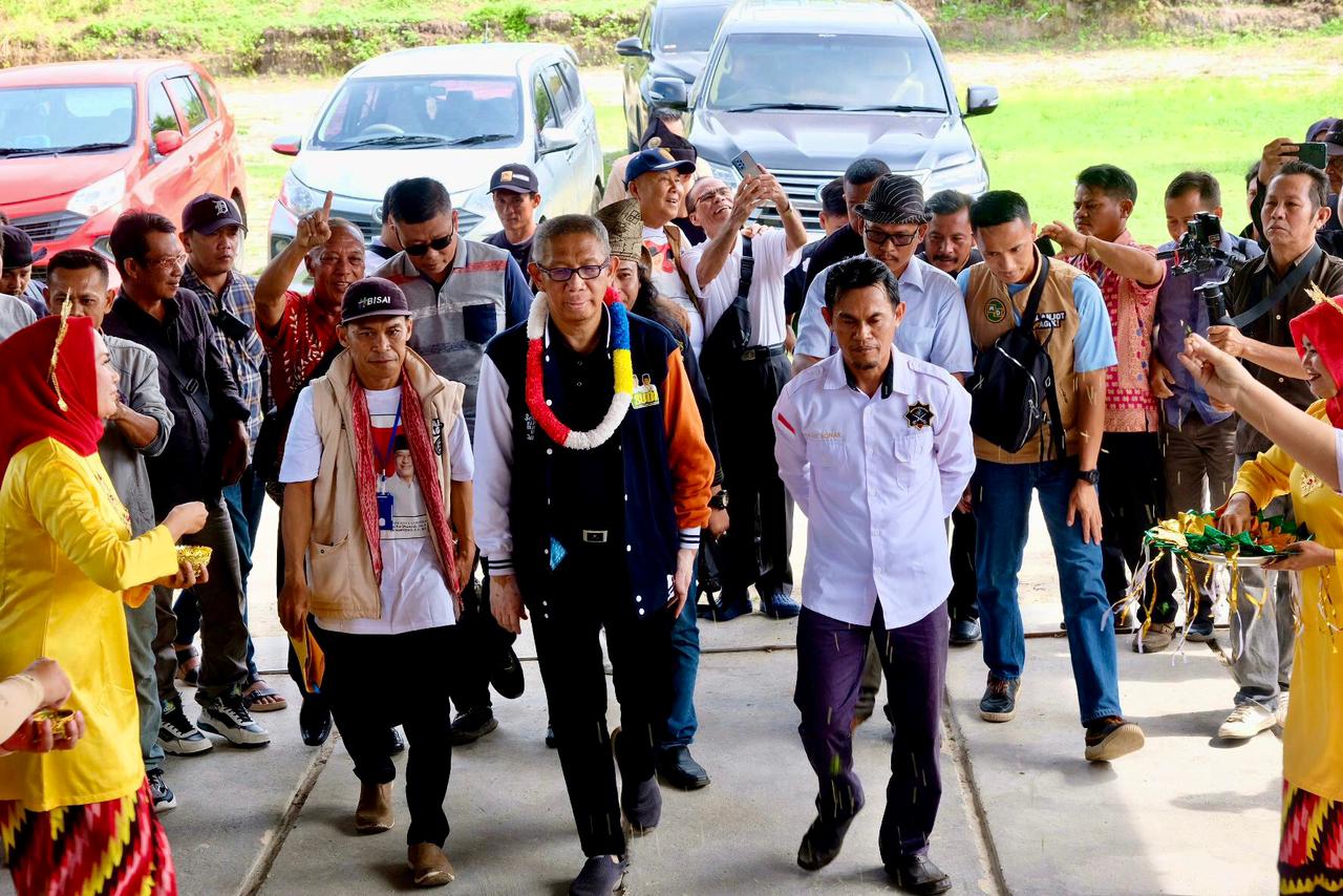 SAMBUT : Cagub Kalbar nomor urut 1, Sutarmidji disambut tarian persembahan saat tiba di Aula Gedung Borneo Tarigas, Kecamatan Ngabang, Kabupaten Landak, Sabtu (16/11).