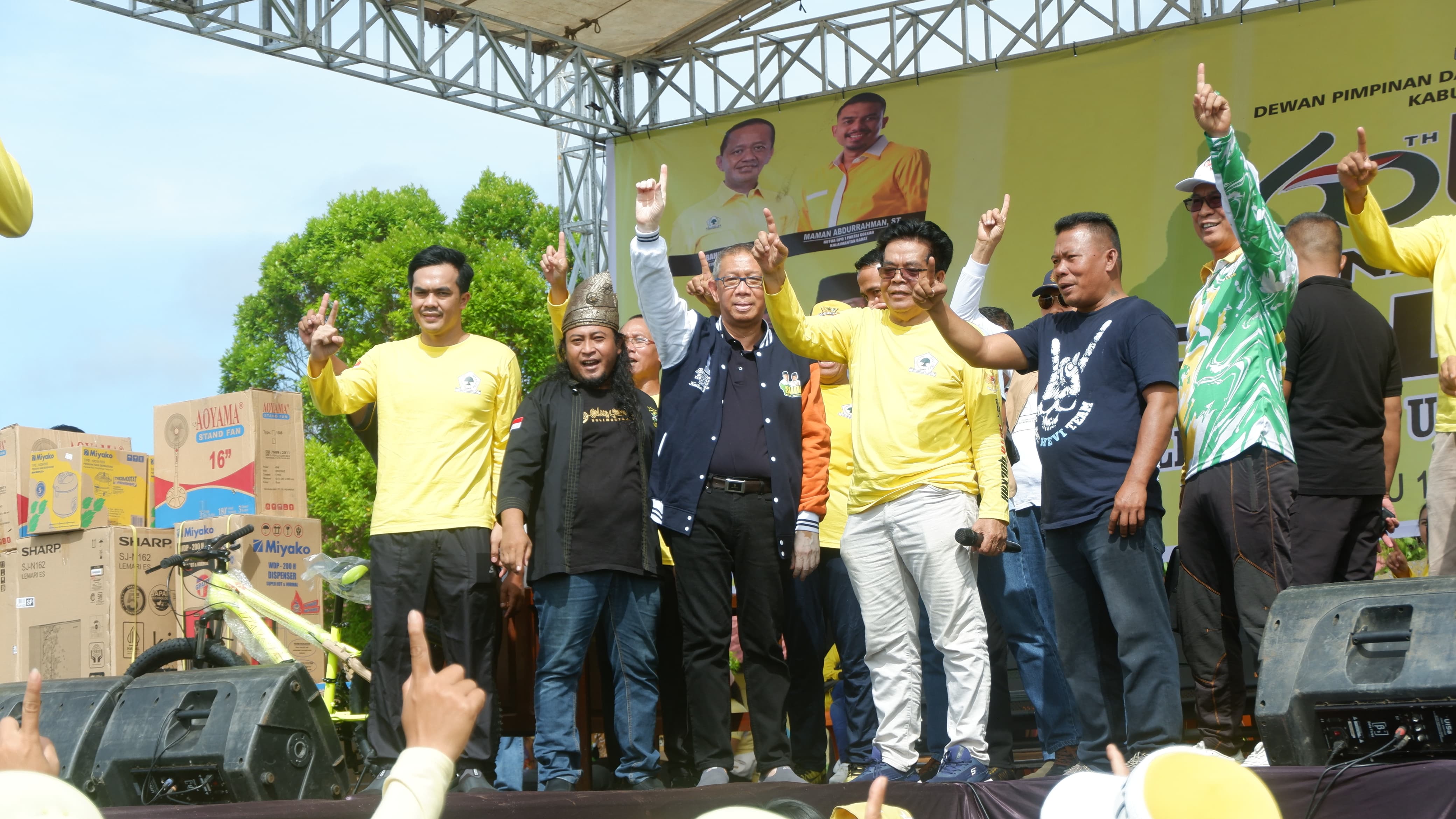 Sutarmidji saat menyapa warga Ngabang dalam peringatan Hut Partai Golkar ke-60 di lapangan Bardanadi, Kecamatan Ngabang.