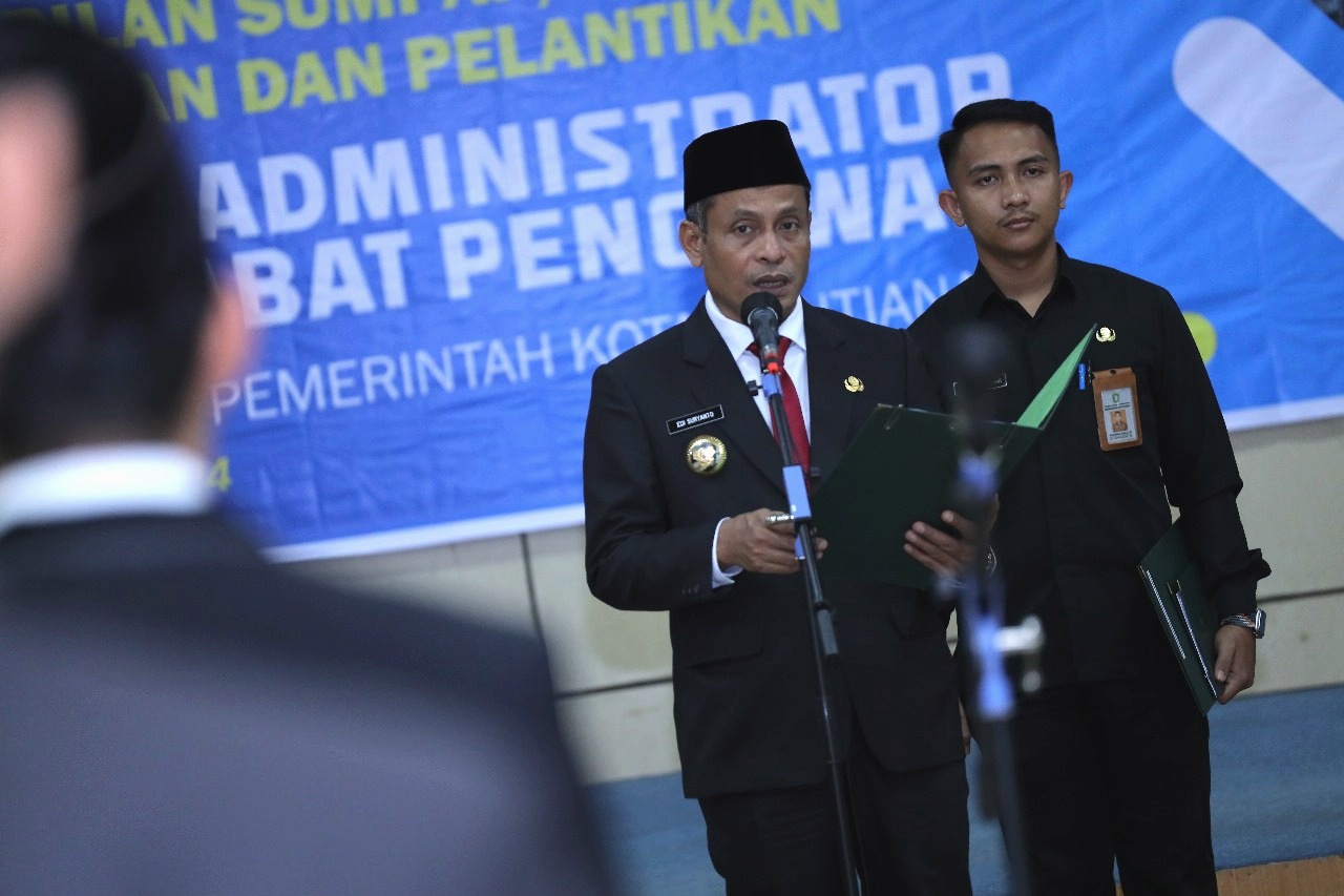 LANTIK: Pj Wali Kota Pontianak Edi Suryanto melantik pejabat eselon tiga dan empat di lingkungan Pemkot Pontianak.