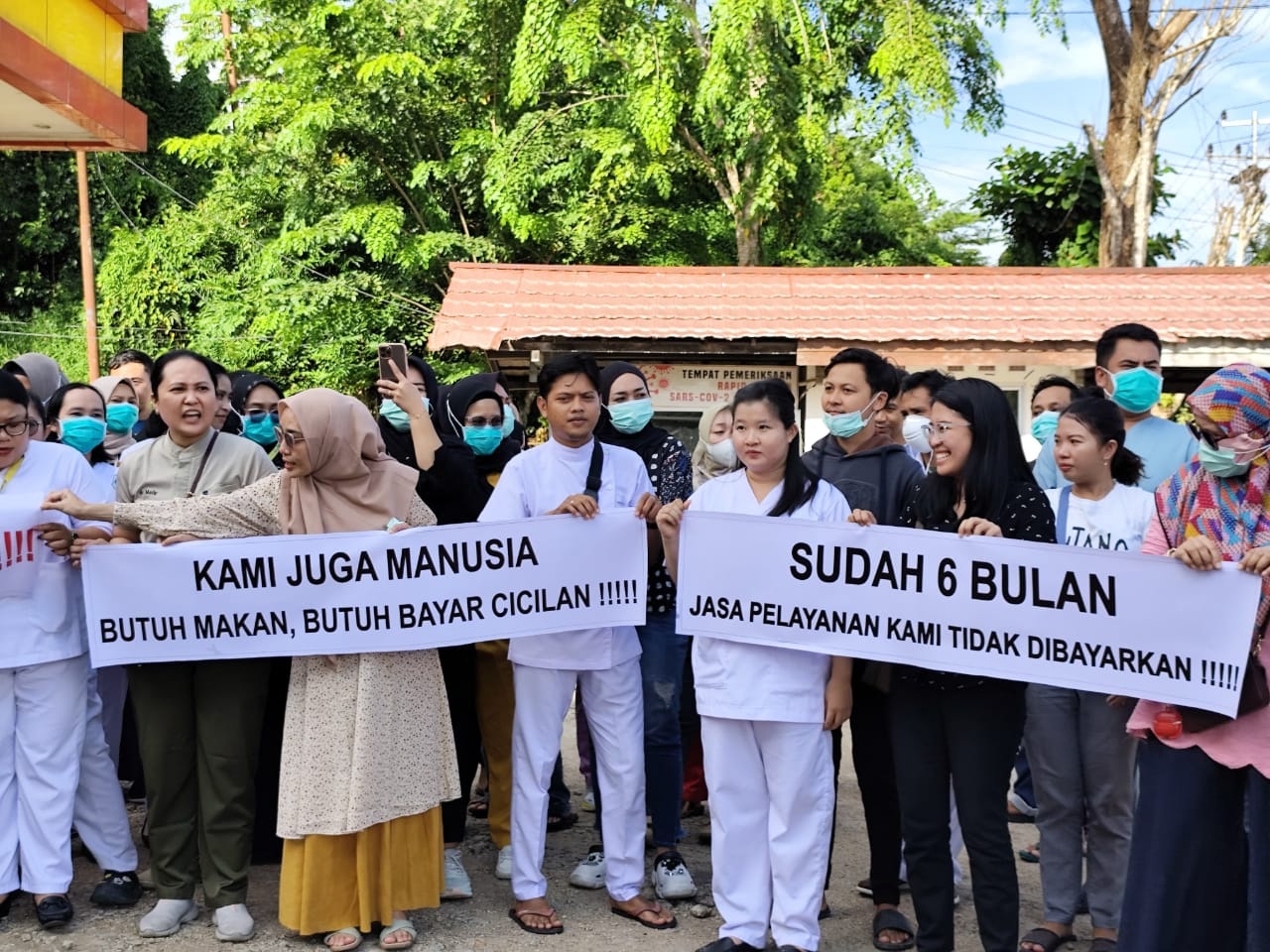 DEMONSTRASI : Nakes di RSUD M.Th. Djaman Sanggau berdemonstrasi menuntut pembayaran jasa pelayanan medis yang tertunggak selama enam bulan.