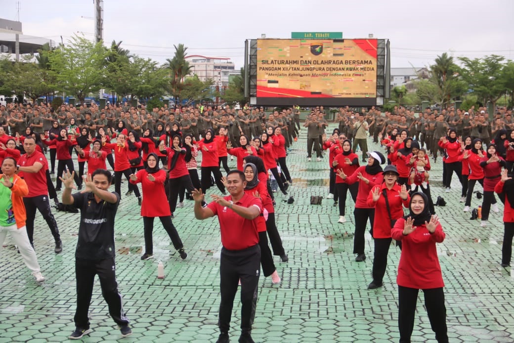 OLAHRAGA: Pangdam XII Tanjungpura, Mayjen TNI Iwan Setiawan dan awak media di Kalbar berolahraga bersama di Lapangan Tidayu Makodam XII Tanjungpura pada Jumat pagi (15/11).