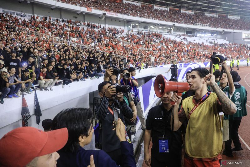 Pesepak bola Timnas Indonesia Kevin Diks (kanan) menyapa suporter usai bertanding melawan Timnas Jepang dalam laga Grup C Babak Ketiga Kualifikasi Piala Dunia 2026 di Stadion Utama Gelora Bung Karno.