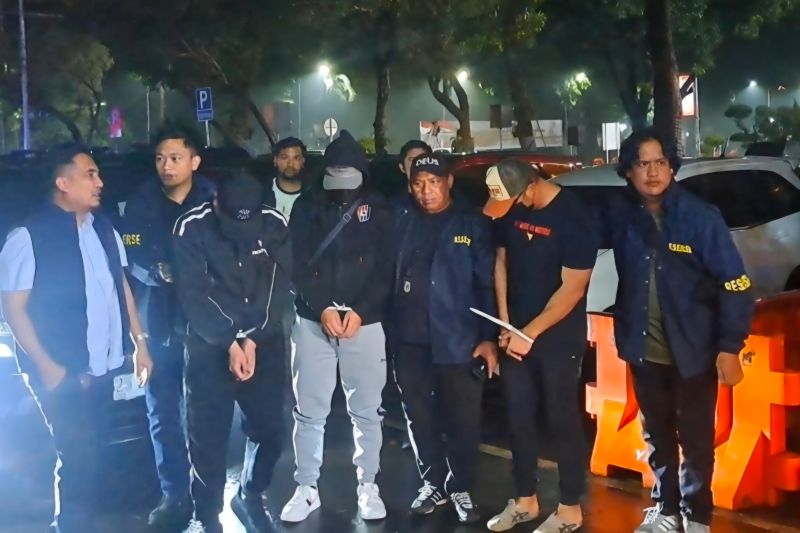 TERSANGKA: Sejumlah tersangka kasus website judi online yang melibatkan oknum Kementerian Komdigi berhasil ditangkap oleh Direktorat Reserse Kriminal Umum Polda Metro Jaya di Jakarta, Sabtu (16/11).