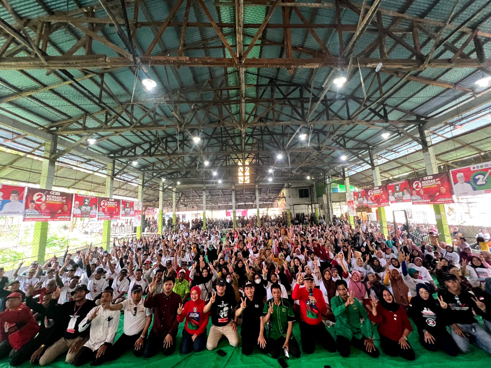 Ria Norsan foto bersama warga Batu Ampar di lapangan futsal Papa Mama, Sabtu (16/11/2024).