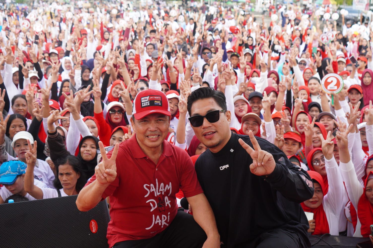 BERSAMA: Rizal Armada foto bersama Ria Norsan saat Jalan Sehat yang dipusatkan di Borneo Bisnin Icon, Kecamatan Ambawang, Kubu Raya, Minggu (17/11/2024) pagi.