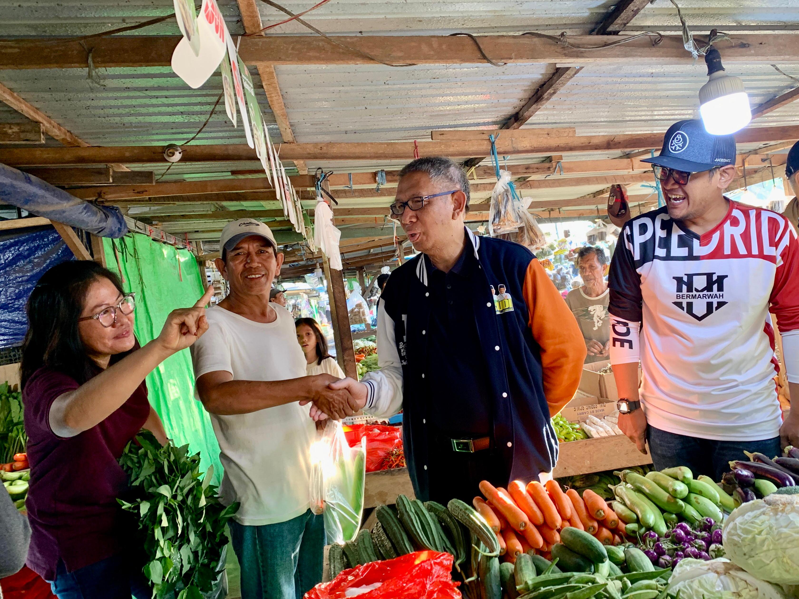 BINCANG : Cagub Kalbar nomor urut 1, Sutarmidji berbincang dengan pedagang di Pasar Pagi, Jalan Pendidikan, Desa Cagur, Kecamatan Sambas, Kabupaten Sambas, Minggu (17/11).