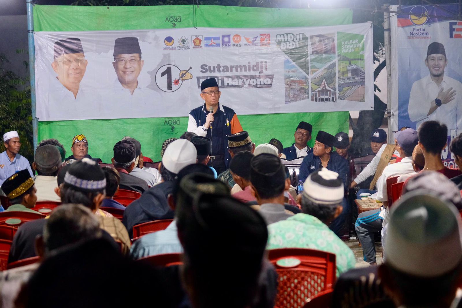 BERSAMA : Cagub Kalbar nomor urut 1, Sutarmidji saat kampanye dialogis di Desa Sapak Hulu Trans, Kecamatan Subah, Kabupaten Sambas, Sabtu (16/11).