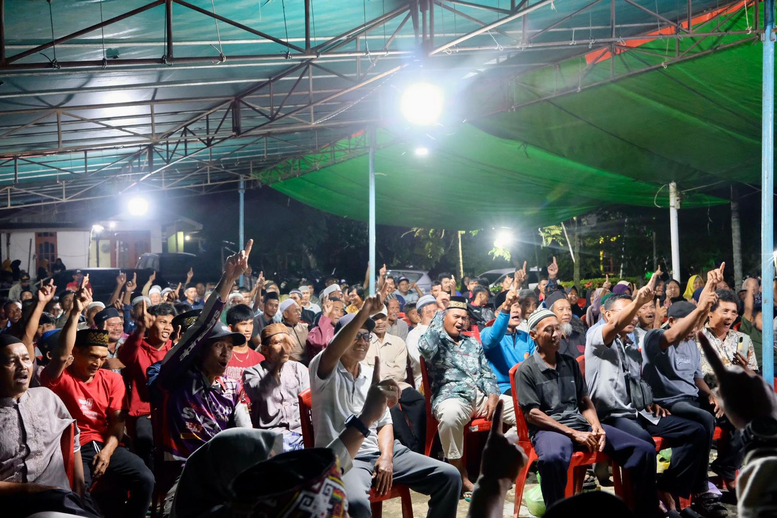 NOMOR 1 : Warga Desa Sapak Hulu Trans, Kecamatan Subah, Kabupaten Sambas mengacungkan satu jari mendukung Cagub Kalbar nomor urut 1, Sutarmidji saat kampanye dialogis, Sabtu (16/11).