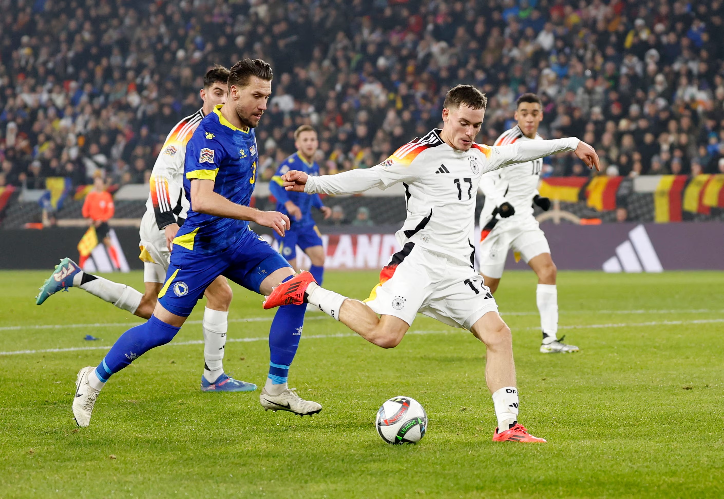 Florian Wirtz saat menggiring bola menuju gawang Bosnia Herzegovina, ia berhasil mengeksekusi tendangan bebas yang berbuah gol ke gawang Bosnia Herzegovina dalam lanjutan UEFA Nations League kemarin.