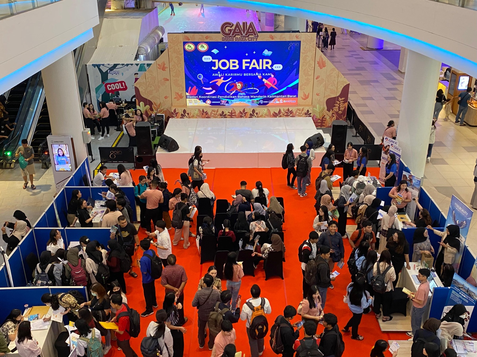 ANTUSIAS: Sejumlah pengunjung Job Fair di Gaia Bumi Raya City tampak antusias berkunjung ke stan-stan perusahaan yang membuka kesempatan kerja bagi masyarakat Kalbar.