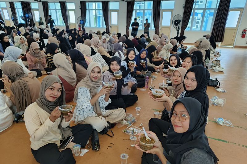 AJANG SILATURAHMI: Mahasiswa Kabupaten Sambas makan bubur pedas atau bubbur padas.&nbsp;
