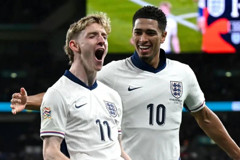 Anthony Gordon (kiri) bersama Jude Bellingham merayakan golnya saat Inggris melibas Irlandia 5-0 dalam pertandingan UEFA Nations League di Stadion Wembley, London pada Senin (18/11) WIB.