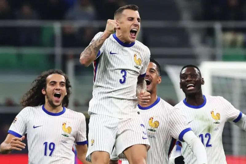 Pemain Prancis Lucas Digne (tengah) merayakan tendangan bebasnya yang berujung gol bunuh diri kiper Italia dalam pertandingan UEFA Nations League di Stadion San Siro, Milan pada Senin (18/11) WIB.