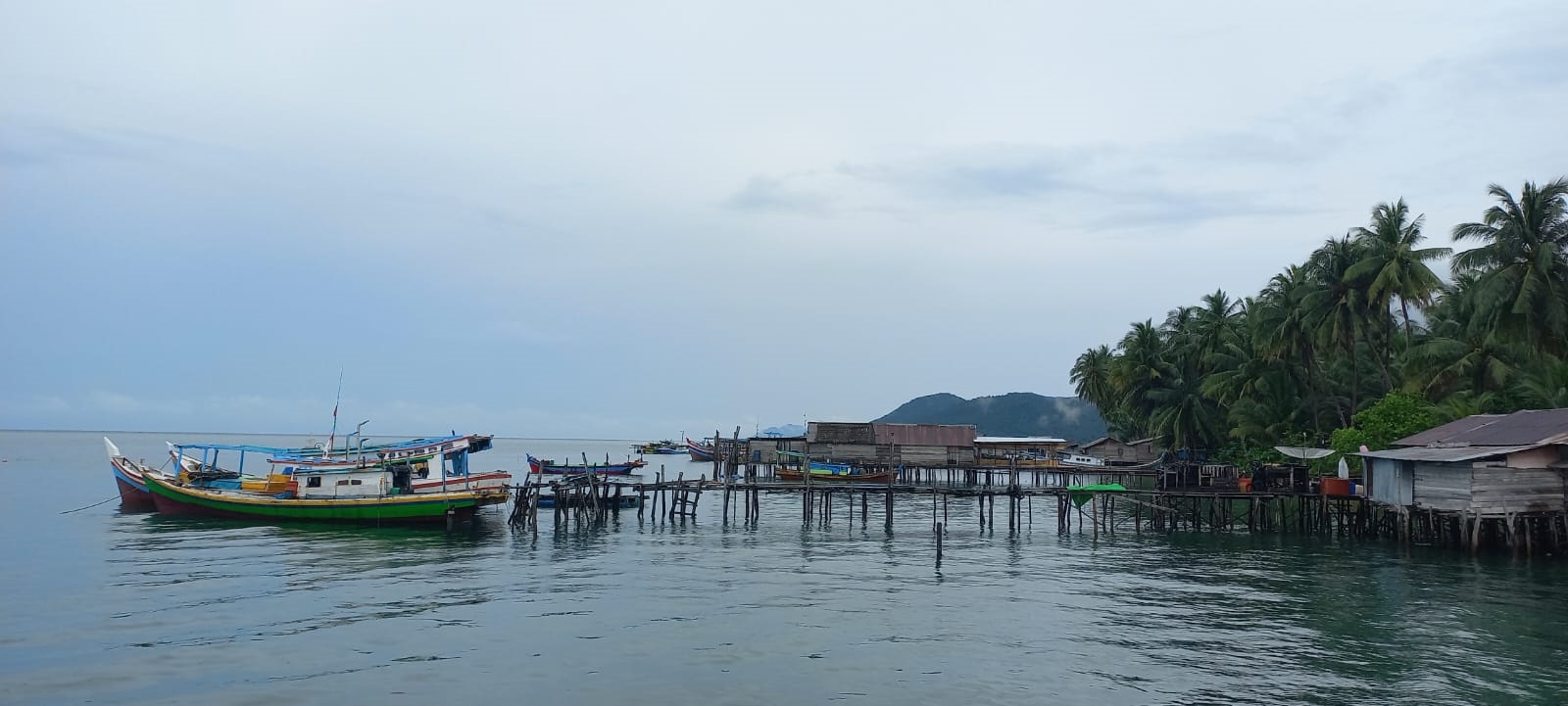 MELAUT: Kapal motor nelayan di Kepulauan Karimata, Kabupaten Kayong Utara, sedang bersandar sebelum kembali melaut.