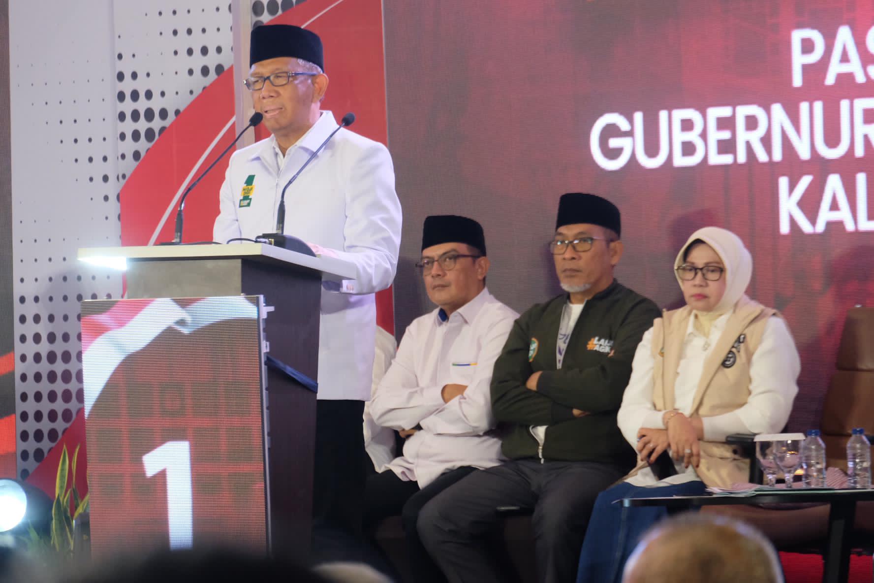 PAPARAN : Cagub Kalbar nomor urut 1, Sutarmidji memberikan pemaparan saat mengikuti debat publik ketiga yang digelar KPU Kalbar di Aston Pontianak Hotel, Senin (18/11).