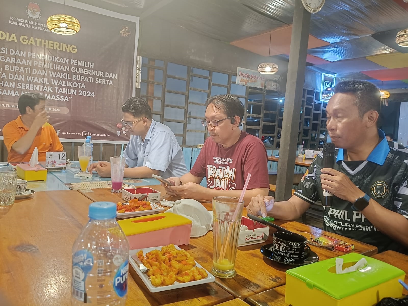 MEDIA GATHERING: Ketua KPU Kapuas Hulu Mohammad Yusuf saat menyampaikan tahapan Pilkada dalam acara media gathering.