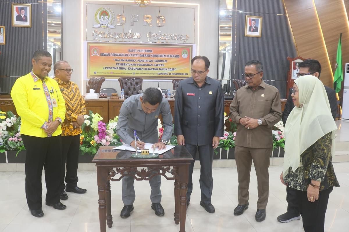 SAHKAN: Ketua DPRD Ketapang, Achmad Sholeh menandatangani Propemperda Ketapang 2025.